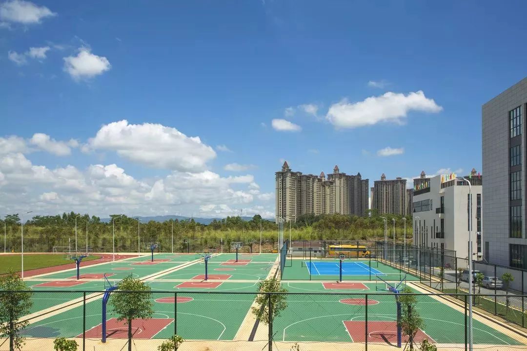 最为引人注目的则是,闻名全国的黄冈中学广州增城学校就在绿湖国际城